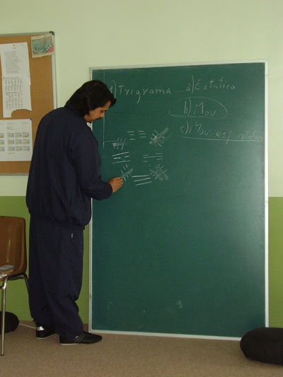 Gabriel Nieto enseñando los trigramas en el pizarrón